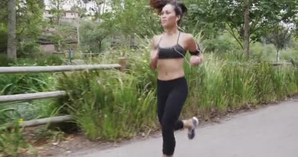Atletik Asyalı Kadın Parkta Müzik Dinliyor — Stok video
