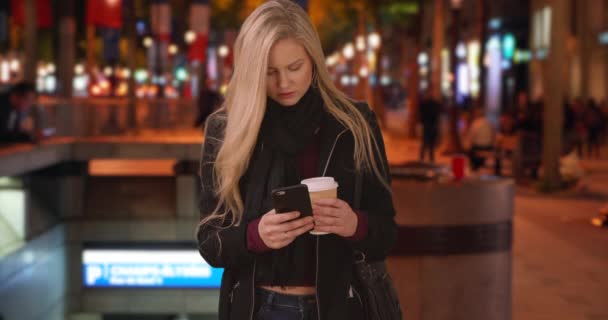 在巴黎迷了路的年轻女性千禧年在智能手机上朝上看去 Blonde Caucasus Sian女士在Champs Elysee酒店的电话里看到一些东西4K — 图库视频影像