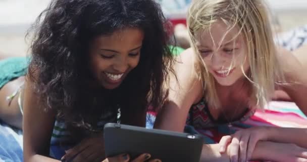 Heureux Groupe Jeunes Amis Interraciaux Regardant Technologie Sur Plage — Video