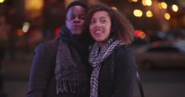 Genç siyah erkek ve kadın şehri keşfediyor. Milenyum Afrikalı Amerikalı çift şehri geziyor. 4k.