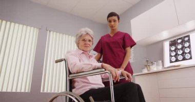 Tekerlekli sandalyeye mahkum bir hemşireyle konuşmak kıdemli kadın