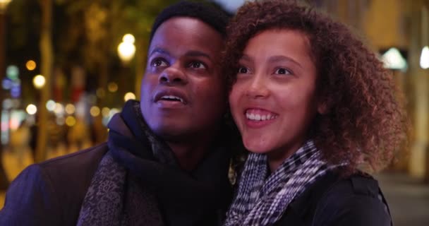 Pareja Negra Joven Cariñosa Que Visita Avenida Champs Elysees Por — Vídeo de stock