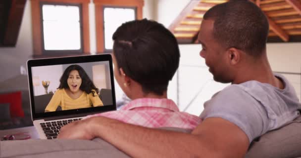 一个非裔美国男人和女人和他们的白人朋友视频聊天 一对黑人夫妇与她的朋友交谈 — 图库视频影像