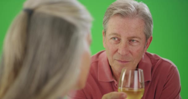 Reifer Mann Mittleren Alters Trinkt Wein Mit Seiner Freundin — Stockvideo