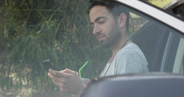 Man Met Smartphone Tijdens Het Wachten Voor Wegenwacht — Stockvideo