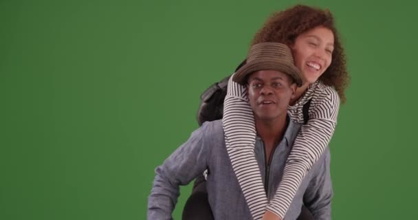年轻的黑人男子带着他的女朋友在绿色屏幕上 在绿色屏幕上键入或合成 — 图库视频影像