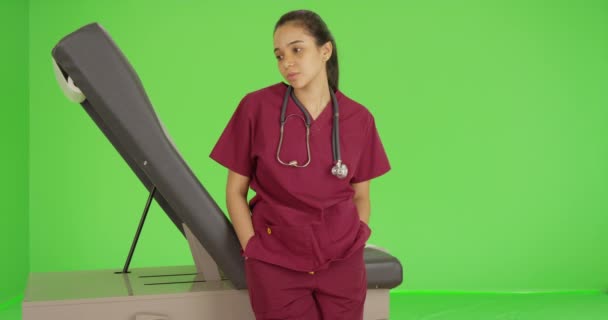 Bir Doktor Yeşil Ekrandaki Mesafeye Bakıyor Anahtar Birleşik Olmak Üzere — Stok video