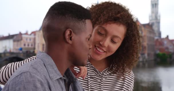 这对年轻的非洲裔美国夫妇坐在布鲁日外面聊天 有吸引力和深情的男人和女人互相交谈和倾听 — 图库视频影像