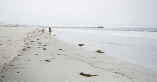 Mulheres Correndo Praia Vestidos — Vídeo de Stock