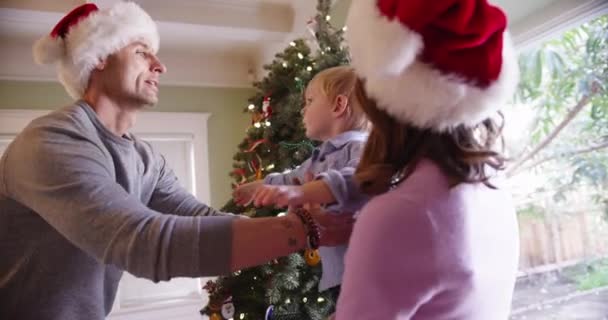 Красивые Родители Очаровательные Двое Детей Смотрящие Рождественскую Елку — стоковое видео
