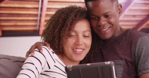 Close Casal Negro Lounging Seu Sofá Sala Estar Assistindo Vídeos — Vídeo de Stock