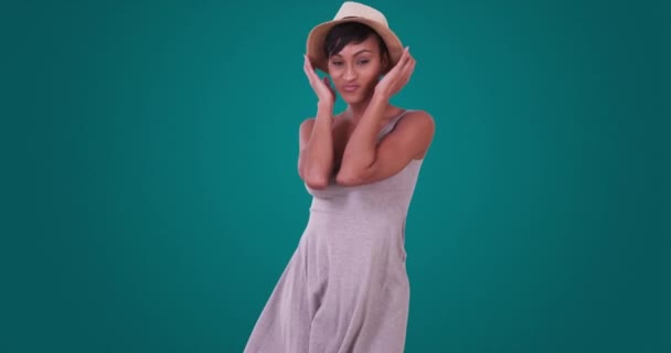 Šťastné Usmívající Černoška Tančí Baví Flirtování Malé Šaty Millennial Svých — Stock video