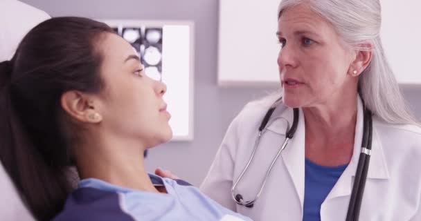 Jogador Futebol Boa Aparência Com Médico Inspecionar Lesões Esportivas — Vídeo de Stock