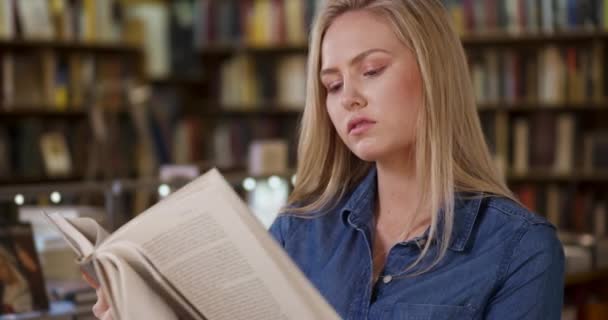 Mladá Tisíciletá Běloška Knihkupectví Prohlíží Zajímavou Knihu Blondýnka Vybírá Knihu — Stock video