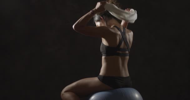 Femme Gymnastique Active Assise Sur Ballon Exercice Prenant Une Pause — Video