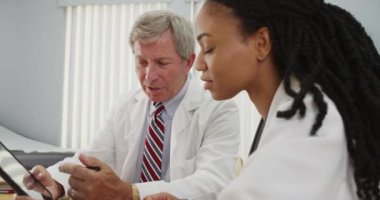 birlikte çalışan iki doktor