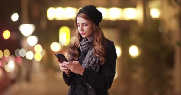 Junge Frau Benutzt Nachts Smartphone Freien Frau Ihren Zwanzigern Ruft — Stockvideo