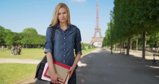吸引人的白人大学生随随便便摆姿势在法国巴黎 年轻的金发女学生站在艾菲尔铁塔附近看着摄像机 — 图库视频影像