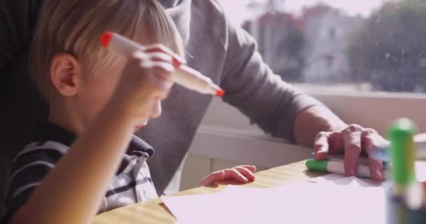 可爱的小高加索男孩和他的家人一起画画 — 图库视频影像