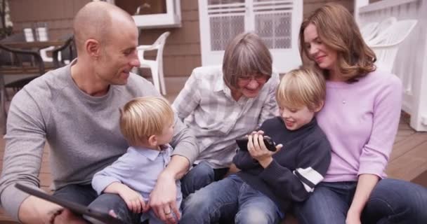 Beyaz Aile Açık Havada Birlikte Vakit Portresi — Stok video
