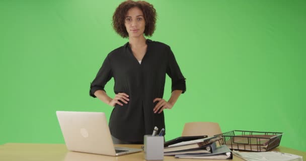 Молодая Черная Женщина Позирует Своим Столом Рядом Своим Ноутбуком Зеленом — стоковое видео