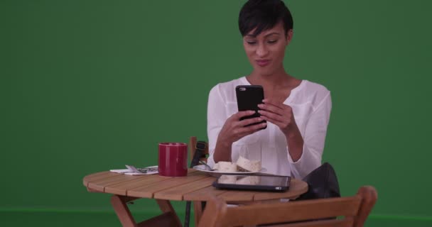 Černá Žena Pomocí Aplikace Smartphone Pro Video Chat Facetime Konverzaci — Stock video