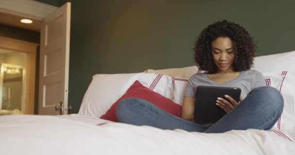 Siyah Kadın Tablet Kullanarak Yatakta Oturuyor — Stok video