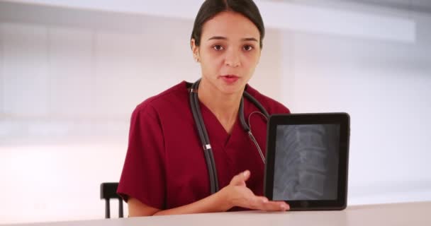 Latino Νοσοκόμα Μιλάμε Για Ακτίνες Στο Δισκίο — Αρχείο Βίντεο