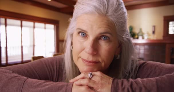 Smuk Hvid Seniorkvinde Der Kigger Kameraet Nærbillede Midaldrende Kvinde Hviler – Stock-video