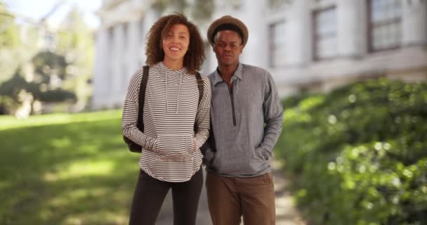 Afrikalı Amerikalı Milenyum Çifti Bir Üniversitenin Yakınında Yürüyor Siyahi Erkek — Stok video