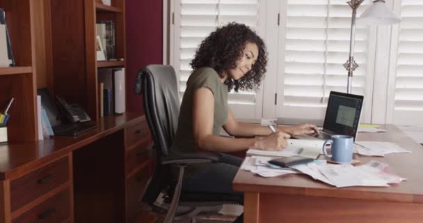 Afrikanische Geschäftsfrau Arbeitet Von Hause Aus Laptop — Stockvideo