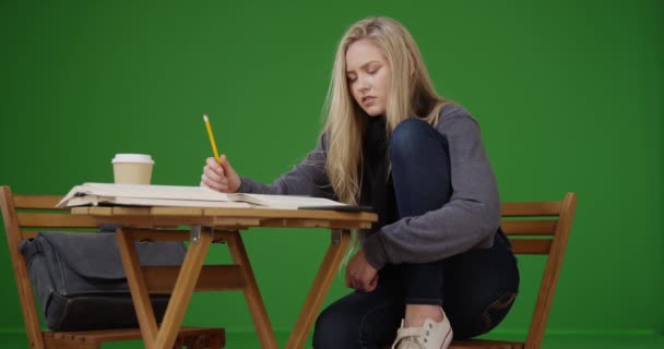 Jovem Estudante Sentado Mesa Escrevendo Livro Relatório Tela Verde Tela — Vídeo de Stock