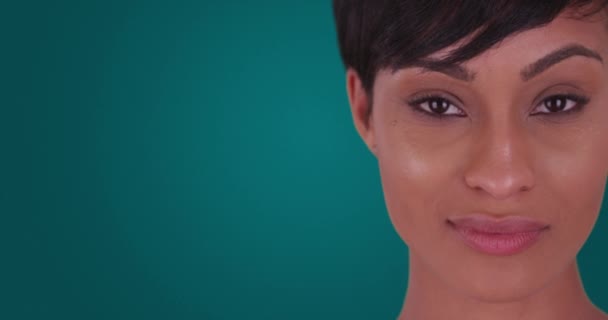 Hermosa Mujer Con Una Pequeña Sonrisa Cara Sobre Fondo Verde — Vídeo de stock