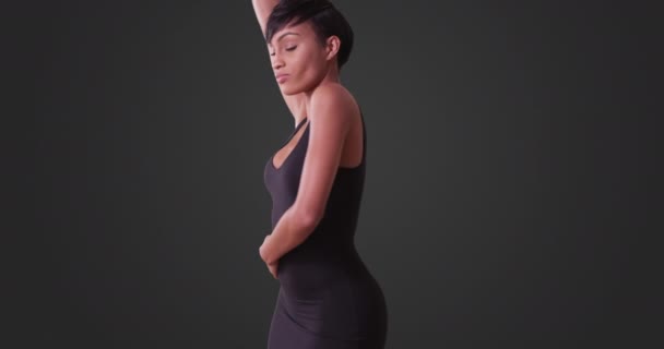 Mujer Sexy Vestido Negro Apretado Bailando Sobre Fondo Gris Mujer — Vídeos de Stock