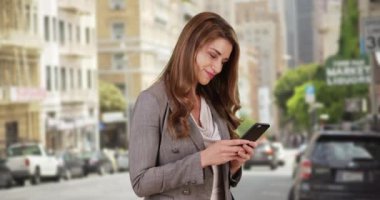 Şirin iş kadını stajyer takım üyeleriyle uzaktan iletişim kurmak için akıllı telefon kullanıyor. 20 'li yaşlardaki bir kadın ofisten çıktıktan sonra ekibine bir mesaj gönderiyor.