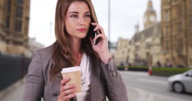 Beyaz iş kadını Londra 'daki bir iş ortağıyla telefon görüşmesi yapıyor. Genç bayan iş adamı Londra 'da bir iş gezisinde bir toplantıyı onaylamak için arıyor. 4k