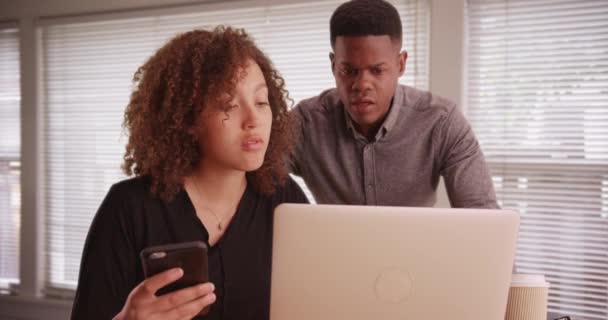 Jonge Zwarten Die Thuis Hun Laptop Werken Afro Amerikaanse Man — Stockvideo