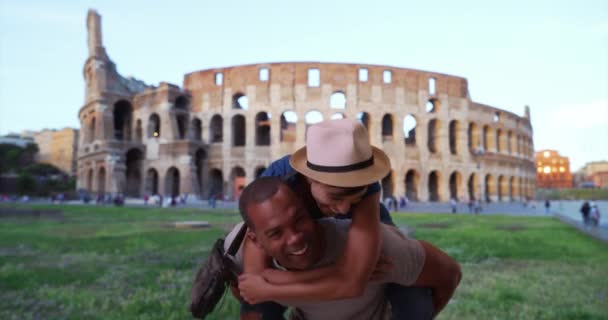 Amar Novio Negro Sorprendido Por Novia Enérgica Mientras Que Roma — Vídeos de Stock