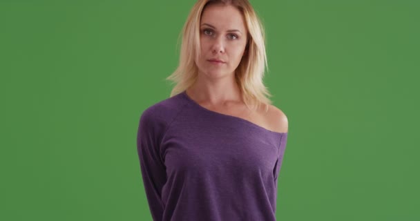 Atrakcyjna Kobieta Uśmiechnięta Kamery Fioletowym Swetrze Zielonym Ekranie Zielonym Ekranie — Wideo stockowe