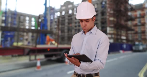 Przystojny Poważny Młody Architekt Korzystający Tabletu High Tech Portret Profesjonalnego — Wideo stockowe