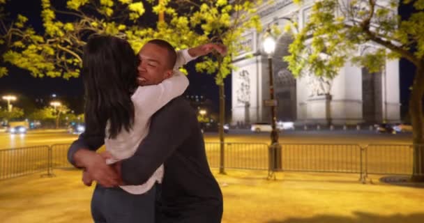 年轻的非洲裔美国男性来到法国巴黎看望他的长距离女友 一个英俊的男人在巴黎凯旋门附近遇见了他的海外女友 — 图库视频影像