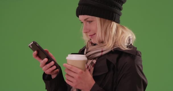 Женщина Использующая Телефон Прокатиться Зеленом Экране Зеленом Экране Клавиатура Композиция — стоковое видео