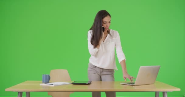 Latynoska Bizneswoman Rozmawia Przez Telefon Komórkowy Podczas Wyszukiwania Sieci Zielonym — Wideo stockowe