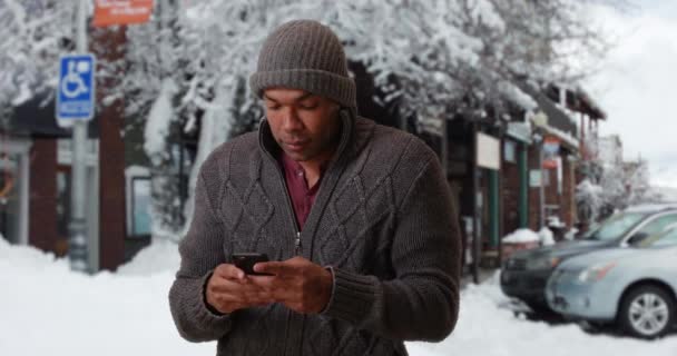 Retrato Jovem Negro Enviando Uma Mensagem Texto Para Alguém Seu — Vídeo de Stock