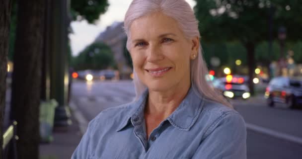 Şehir Sokaklarında Sevimli Mutlu Olgun Bir Kadının Sıradan Portresi Akşamları — Stok video