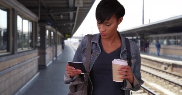 Korthårig Ung Svart Kvinna Dricker Kaffe Medan Hon Väntar Tåget — Stockvideo