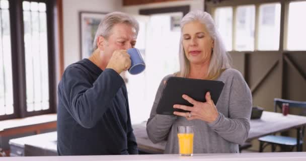 Couple Caucasien Âgé Regardant Tablette Pendant Petit Déjeuner Deux Personnes — Video