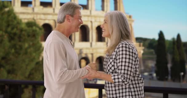 Oud Liefdevol Kaukasisch Echtpaar Toont Hun Liefde Voor Elkaar Tijdens — Stockvideo