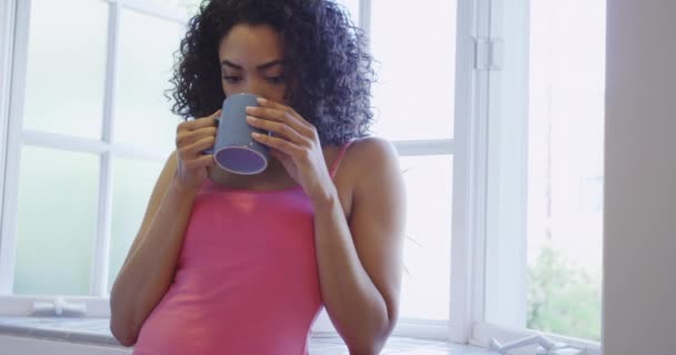 Zwarte Vrouw Met Koffie Bij Het Raam — Stockvideo