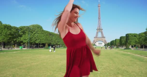 Energetikus Gyönyörű Kaukázusi Barna Piros Ruhában Táncol Eiffel Torony Közelében — Stock videók